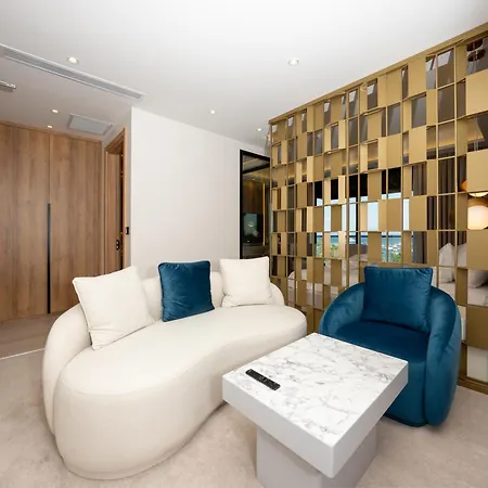 Premier Lounge מלון 5*