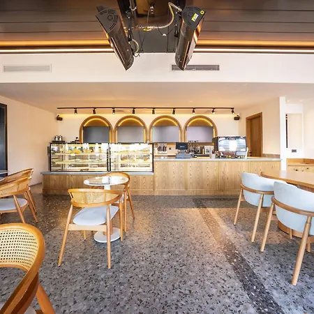 Premier Lounge מלון
